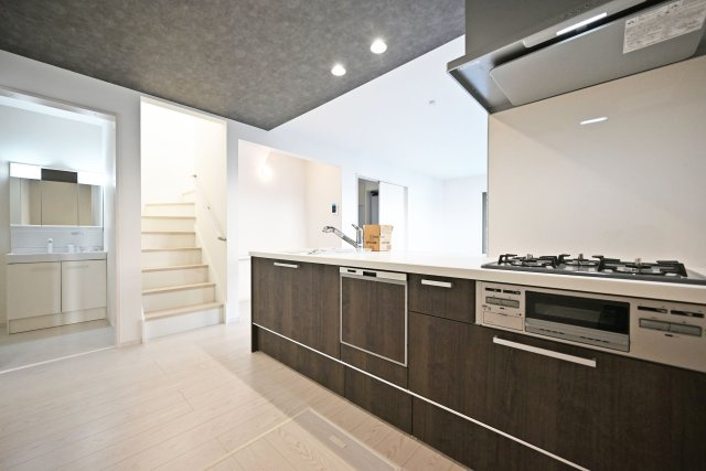 テラシエ武庫の里1丁目新築一戸建て│5LDK+駐車1台可のキッチン|収納豊富×機能性充実のシステムキッチン！
３口コンロとグリル付きで、お料理の幅が広がる嬉しいキッチンです。