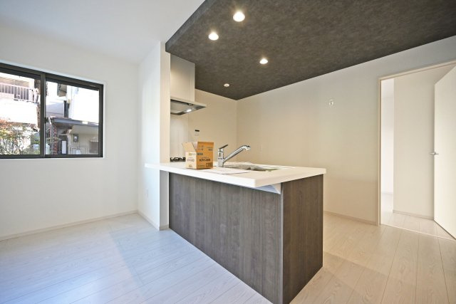 テラシエ武庫の里1丁目新築一戸建て│5LDK+駐車1台可のキッチン|家族の会話弾む対面キッチンで、ゆったりリビングダイニングを一望できます。
今日の出来事を話しながら、一緒にお料理をしながら…いつもご家族の笑顔が近くにあります◎
