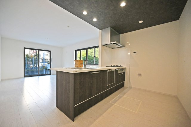 テラシエ武庫の里1丁目新築一戸建て│5LDK+駐車1台可のキッチン|キッチン上部から折り下げ天井とアクセントクロスを採用することで巧みに空間を住み分けつつ、ご家族みんなで配膳しやすいカウンターキッチンに仕上がっています。