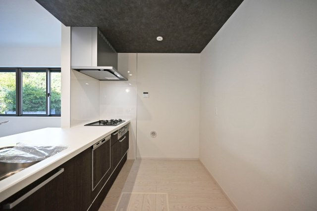 テラシエ武庫の里1丁目新築一戸建て│5LDK+駐車1台可のキッチン|背面に冷蔵庫やカップボードを設置しても、複数人でキッチンに立っても窮屈感を感じることがない幅が確保されています。