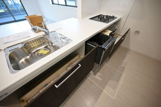 テラシエ武庫の里1丁目新築一戸建て│5LDK+駐車1台可のキッチン|天板とワークトップ下いっぱいの収納。食洗器もビルトインしており、効率の良い家事が実現する設備で小さなお子様のいるご家庭の大きな手助けをいたします！