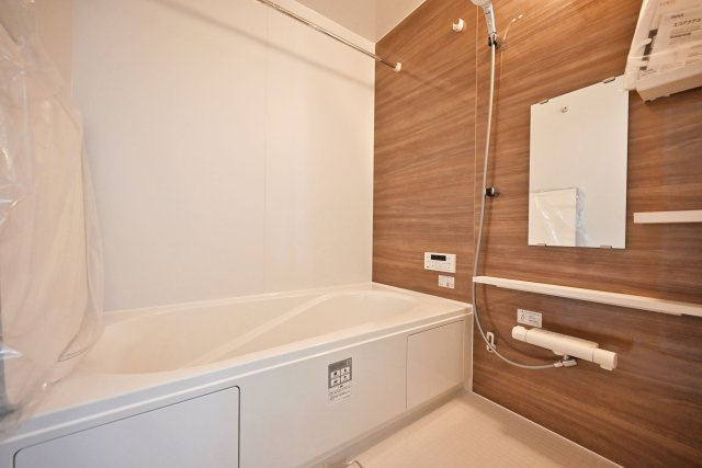 テラシエ武庫の里1丁目新築一戸建て│5LDK+駐車1台可の浴室|広々としたバスルームで心地よいリラックスタイムを楽しめます。
快適な空間で日々の疲れをいやす贅沢な時間を提供します。