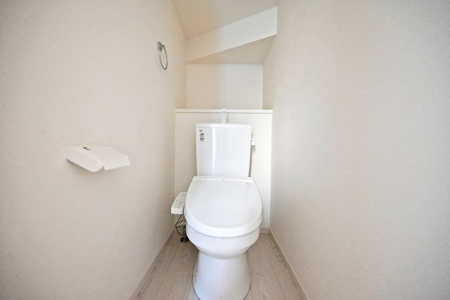 テラシエ武庫の里1丁目新築一戸建て│5LDK+駐車1台可のトイレ|各階にトイレを配置し、来客時も気兼ねなく利用可能
温水洗浄便座付きで快適にご利用いただけます♪