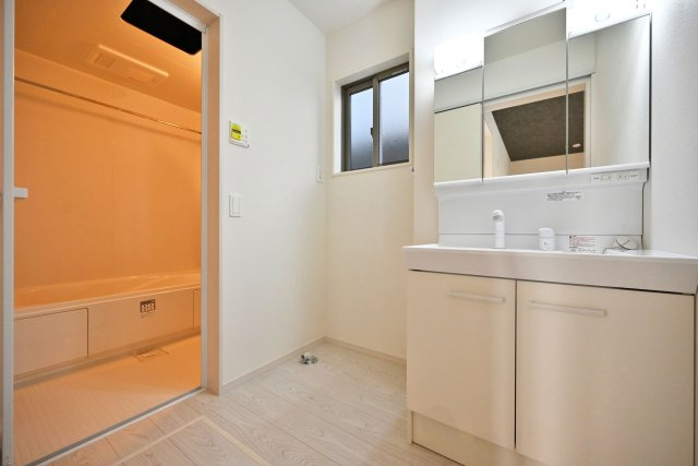 テラシエ武庫の里1丁目新築一戸建て│5LDK+駐車1台可の独立洗面台|使いやすさがぎゅっと詰まった三面鏡ドレッサー◎洗面化粧台と洗濯機置き場、バスルームがまとまっています。水回りが1か所にあることで家事動線が良く、お掃除やお洗濯がしやすいというメリットがあります！
