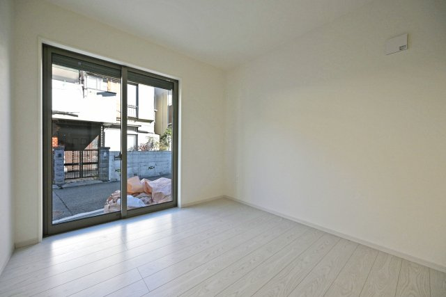 テラシエ武庫の里1丁目新築一戸建て│5LDK+駐車1台可の居間・リビング|-1階洋室5.2帖-
ホワイトの内装に新規で張り替えられたフローリングの木目が映えていますね。長方形の間取りは家具の配置がしやすく、お部屋の模様替えも楽々です。
