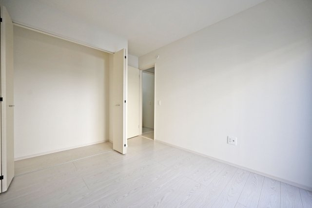 テラシエ武庫の里1丁目新築一戸建て│5LDK+駐車1台可の洋室|-1階洋室5.2帖-
クローゼット収納付きで、お部屋がすっきり片付きます。