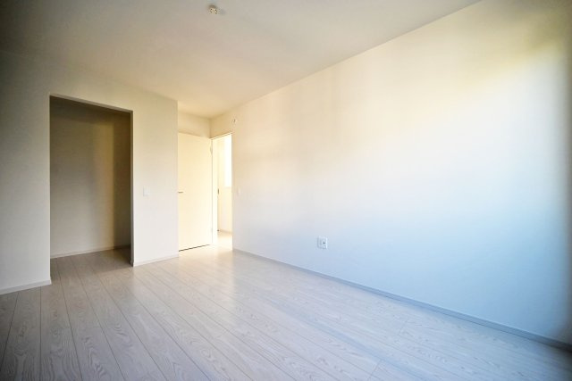 テラシエ武庫の里1丁目新築一戸建て│5LDK+駐車1台可の洋室|-2階主寝室-
クローゼット収納付きで、お部屋がすっきり片付きます◎