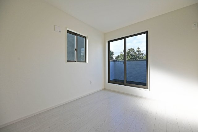 テラシエ武庫の里1丁目新築一戸建て│5LDK+駐車1台可の洋室|-2階洋室5.2帖-
バルコニーに面した明るい居室です。
お天気の良い日にはバルコニーに出てグッと伸びをしたり、深呼吸をしてリフレッシュもいいですね♪
