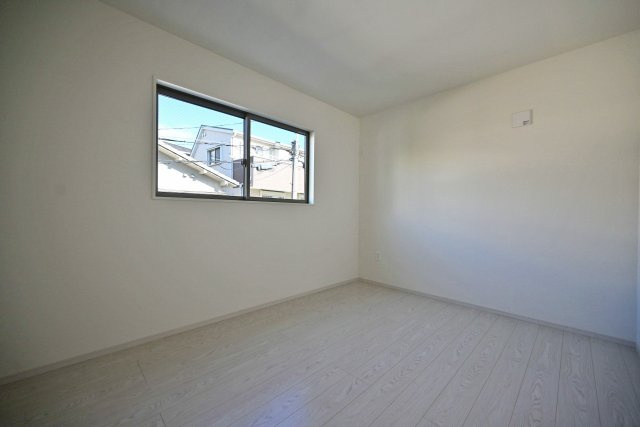 テラシエ武庫の里1丁目新築一戸建て│5LDK+駐車1台可の洋室|-2階洋室6.0帖-
シンプルな間取りになっているのでどんな家具でも合います。収納付き家具などお好きな家具をレイアウトして楽しめそうですね！