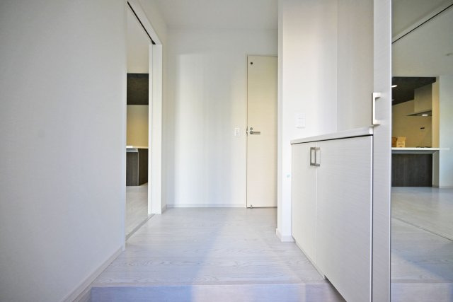 テラシエ武庫の里1丁目新築一戸建て│5LDK+駐車1台可の玄関|十分な容量のシューズボックスを完備◎来客時にも綺麗な玄関を保つことができます。
また、小窓があることで採光性や通風性が確保されています。