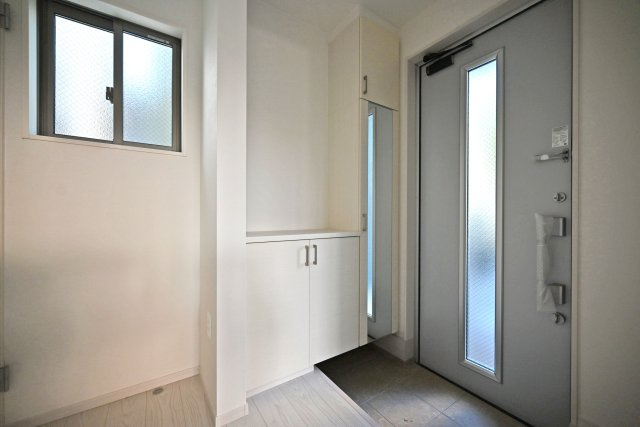 テラシエ武庫の里1丁目新築一戸建て│5LDK+駐車1台可の玄関|広々とした玄関は靴の脱ぎ履きもスムーズにできます。
採光も確保され明るく清潔感のある玄関です◎
