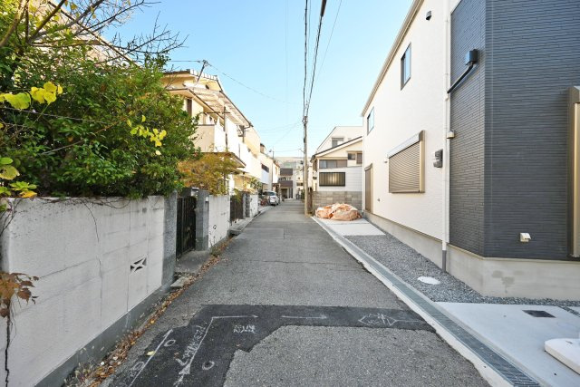 テラシエ武庫の里1丁目新築一戸建て│5LDK+駐車1台可の前面道路含む現地写真|北側道路幅員幅は約4ｍです。
