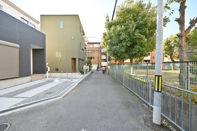 テラシエ武庫の里1丁目新築一戸建て│5LDK+駐車1台可の前面道路含む現地写真|西側道路幅員幅は約4ｍです。
