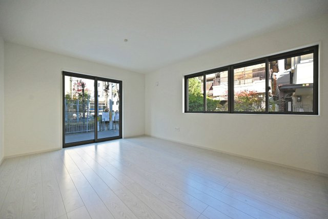 テラシエ武庫の里1丁目新築一戸建て│5LDK+駐車1台可の居間・リビング|LDKは17.0帖の広さを確保。
間口いっぱいの大きな窓から陽ざしが入り明るく開放感があり、家族団欒に相応しい明るい空間です◎