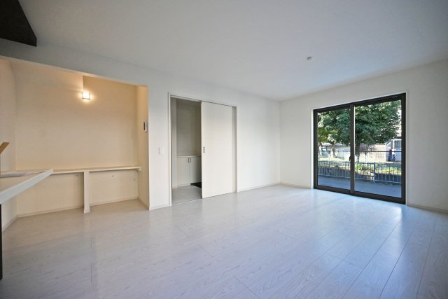 テラシエ武庫の里1丁目新築一戸建て│5LDK+駐車1台可の居間・リビング|自然とご家族と顔を合わせる機会が増えるリビング階段設計◎
家族との食事時間を素敵に演出してくれるお家です。
