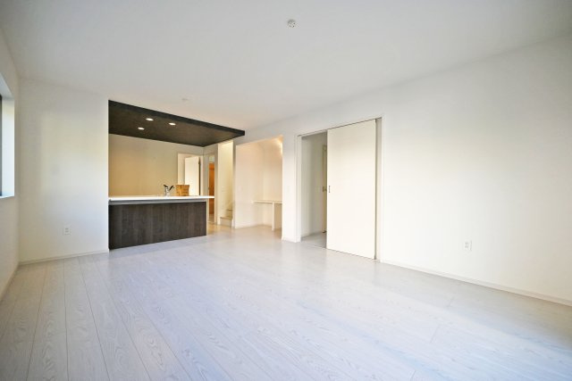 テラシエ武庫の里1丁目新築一戸建て│5LDK+駐車1台可の居間・リビング|キッチン前に４人掛けのダイニングテーブルがゆとりをもって置ける空間です。
２面採光につき自然光がたっぷりと降り注ぐ居心地の良い空間です◎