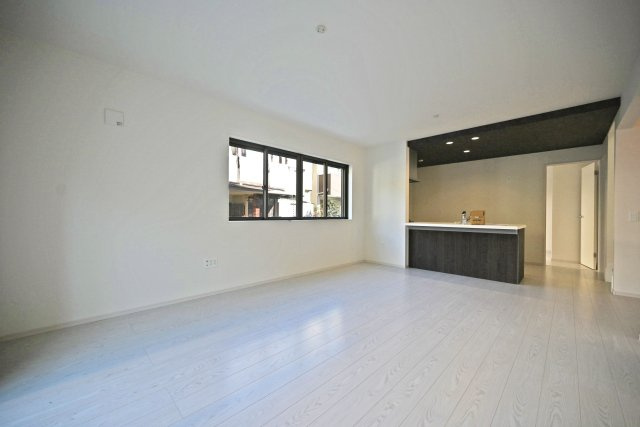 テラシエ武庫の里1丁目新築一戸建て│5LDK+駐車1台可の居間・リビング|折下天井も部分的な配置にすることで空間の住み分けや飽きの来ない生活を実現させます。
家具の配置もしやすい形状になっているので、実生活が想像しやすいですね！