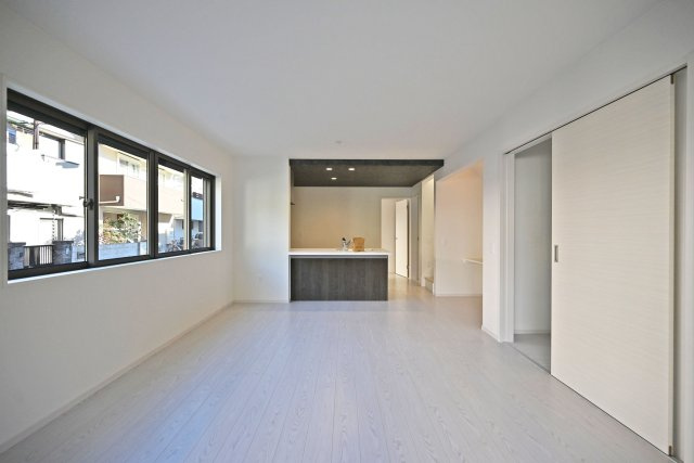 テラシエ武庫の里1丁目新築一戸建て│5LDK+駐車1台可の居間・リビング|ナチュラルテイストな内装はどんな家具も合わせやすく、お好みのインテリアコーディネートをお楽しみいただけます。ダイニングテーブルやソファーを設置しても十分な広さとなっております。
