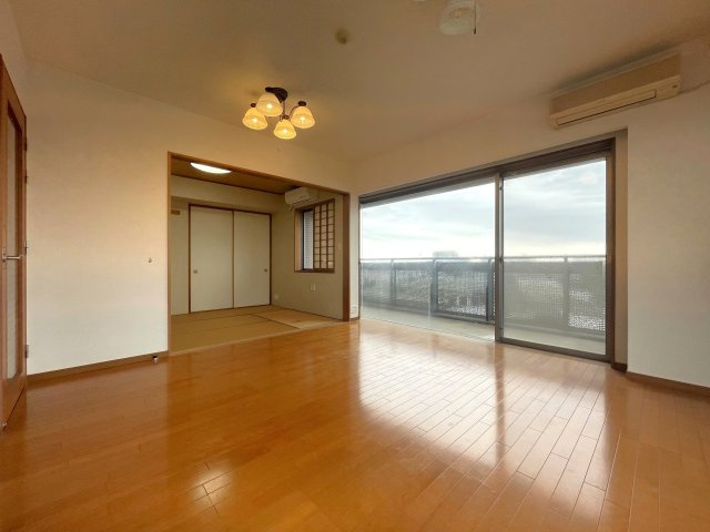 武蔵野市桜堤１丁目の中古マンションの居間・リビング