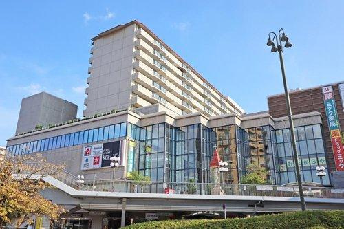 アピア1・シティライフ逆瀬川1の外観|阪急逆瀬川駅から徒歩3分とアクセス良好！下階のアピア1には、スーパーや薬局などが入っており、とても生活しやすい立地です！