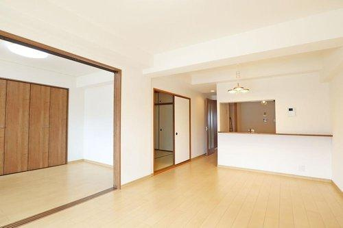 アピア1・シティライフ逆瀬川1の居間・リビング|リビングは奥行きがあり、家具を置いてもゆったりとお過ごしいただけます。