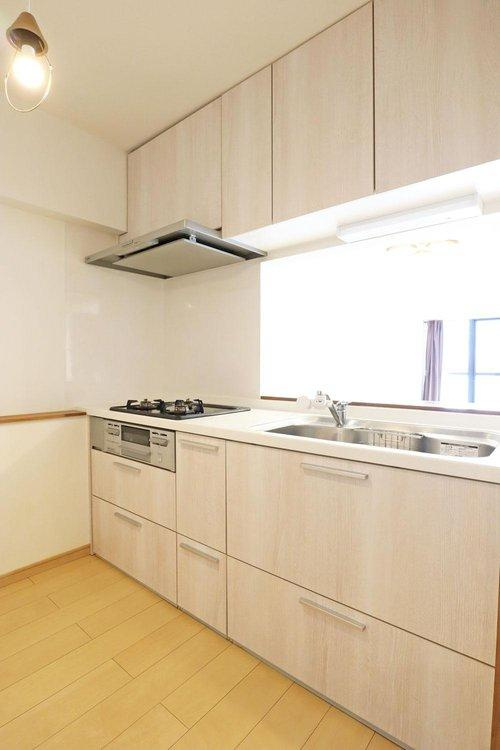 アピア1・シティライフ逆瀬川1のキッチン|吊戸棚つきで食器までたくさん収納いただけるキッチンです！