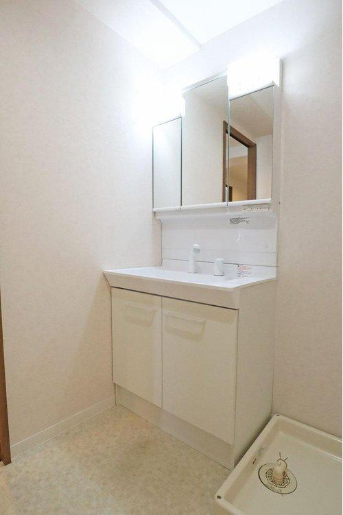 アピア1・シティライフ逆瀬川1の独立洗面台|洗面化粧台は3面鏡仕様になっており、身支度に便利です。