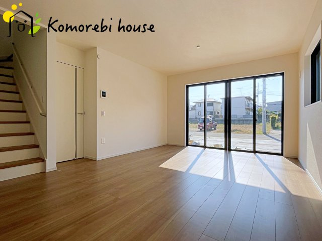 北本市中丸　12期　新築一戸建て　グレース　01の居間・リビング|縦に広がるLDKは、空間を効率的に使える設計。キッチンからリビング、ダイニングまで家族の気配を感じられます。