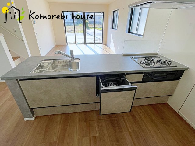 北本市中丸　12期　新築一戸建て　グレース　01のキッチン|食洗機や浄水器を備えた多機能キッチン。広がりある空間で、家族と会話を楽しみながら料理ができるカウンターキッチンです