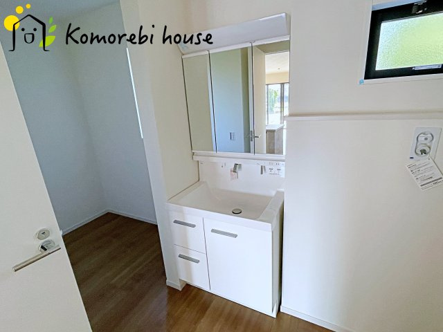 北本市中丸　12期　新築一戸建て　グレース　01の独立洗面台|白を基調とした清潔感のある洗面台。シンプルで上品なデザインが空間に明るさをプラスします。