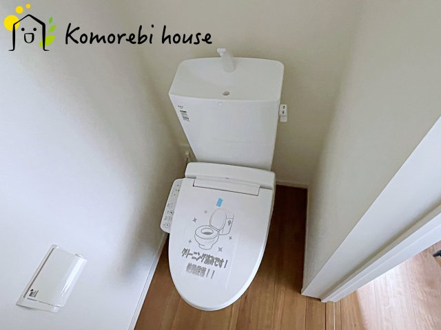 北本市中丸　12期　新築一戸建て　グレース　01のトイレ|温水洗浄機能（ウォシュレット）標準装備で、毎日のトイレ時間がより快適に。やさしい温水洗浄で清潔を保てるだけでなく、冬場のヒヤッと感を軽減する暖房便座も嬉しいポイント。