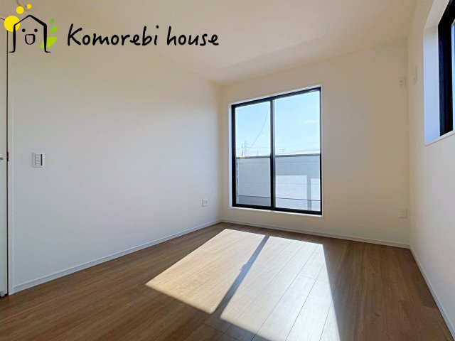 北本市中丸　12期　新築一戸建て　グレース　01の寝室|一日の疲れをゆっくり癒せる主寝室は、ベッドを置いてもゆとりある広さが魅力。収納完備で衣類もスッキリ収まり、静かで落ち着いた空間が快適な眠りをサポートします。