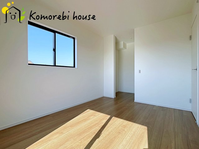 北本市中丸　12期　新築一戸建て　グレース　01の寝室|寝室にはゆとりのある広さがあり、大きめのベッドも余裕をもって配置できます。
実際に内覧いただければ、サイズ感もよりイメージしやすいと思います。採寸もその場でご協力いたしますので、ぜひお確かめください。