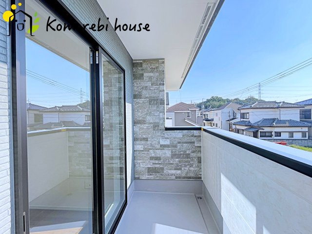 北本市中丸　12期　新築一戸建て　グレース　01のバルコニー|防水施工がしっかりと施されたバルコニーで、雨の日も安心。長く使える耐久性を備えたメンテナンスしやすい仕様です。