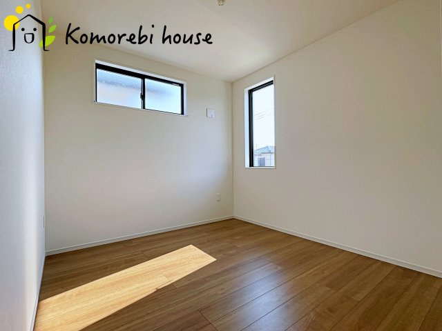 北本市中丸　12期　新築一戸建て　グレース　01の洋室|明るい光が差し込む洋室は、寝室・子ども部屋・ワークスペースなど多用途に使える自由度の高い空間。家具の配置もしやすく、暮らしに合わせて柔軟に活用できます。