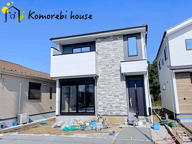 北本市中丸　12期　新築一戸建て　グレース　01の外観|明るい色合いで統一された外観が魅力の新築住宅。シンプルながら存在感があり、帰宅時に気分が上がるデザインです。周辺環境とも調和し、落ち着いた街並みに映える一邸です。