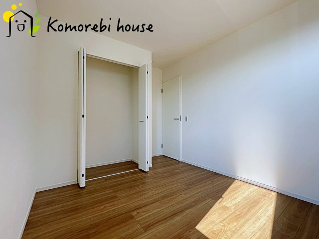 北本市中丸　12期　新築一戸建て　グレース　01の収納|収納付きでゆとりのある空間。寝室としても、子ども部屋としても使え、衣類やおもちゃもスッキリ片付く快適な部屋。