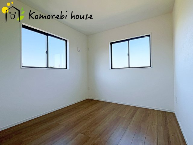 北本市中丸　12期　新築一戸建て　グレース　01の子供部屋|自然光が心地よく入る子ども部屋は、学習・遊び・睡眠をしっかり支える快適環境。シンプル設計でレイアウトも変えやすく、成長に合わせて長く使える利便性の高い一室です。