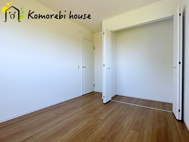 北本市中丸　12期　新築一戸建て　グレース　01の洋室|寝室としても、子ども部屋としても使えるゆとりの空間。朝は窓から差し込む光で目覚め、夕方は宿題や遊びに集中できる、自分だけの居場所に。