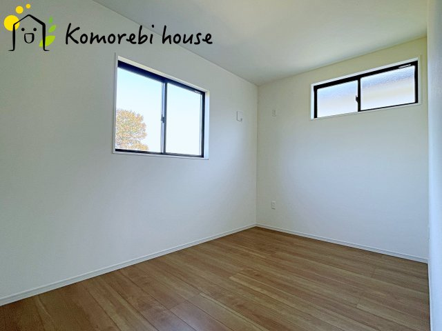 北本市中丸　12期　新築一戸建て　グレース　01の洋室|明るい光が差し込む洋室は、寝室・子ども部屋・ワークスペースなど多用途に使える自由度の高い空間。家具の配置もしやすく、暮らしに合わせて柔軟に活用できます。