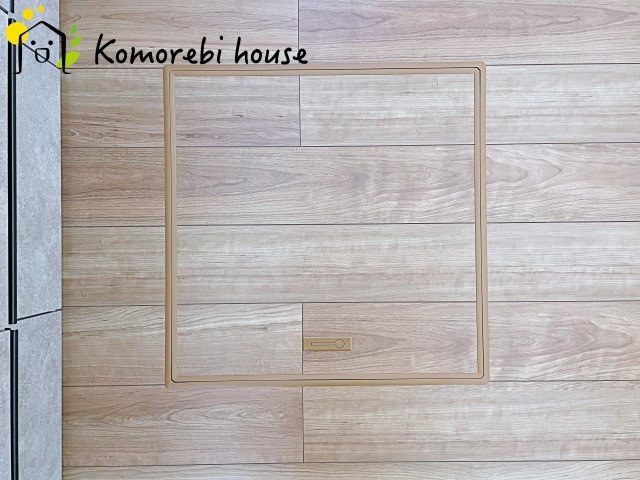 北本市中丸　12期　新築一戸建て　グレース　01の内装|調味料やストック食材、非常用品までまとめてしまえる床下収納。キッチン周りがすっきり片付き、必要な時にさっと取り出せる“賢い収納スペース”として毎日の家事を支えます。