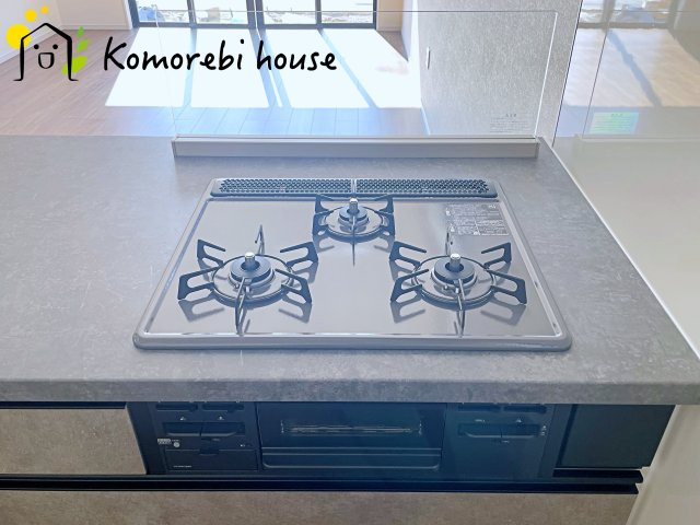 北本市中丸　12期　新築一戸建て　グレース　01のキッチン|同時調理が叶う3口コンロと便利なグリル付き。忙しい朝のお弁当作りも、夕食の複数メニューもスムーズにこなせる頼れる設備です。