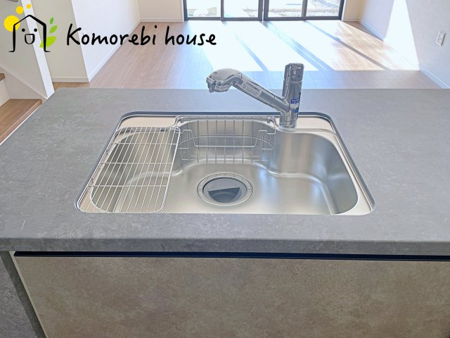 北本市中丸　12期　新築一戸建て　グレース　01のキッチン|浄水器一体型で、いつでも美味しいお水がそのまま使えるキッチンシンク。料理やコーヒーづくり、炊飯にも安心して利用でき、毎日の食卓が少し豊かに。