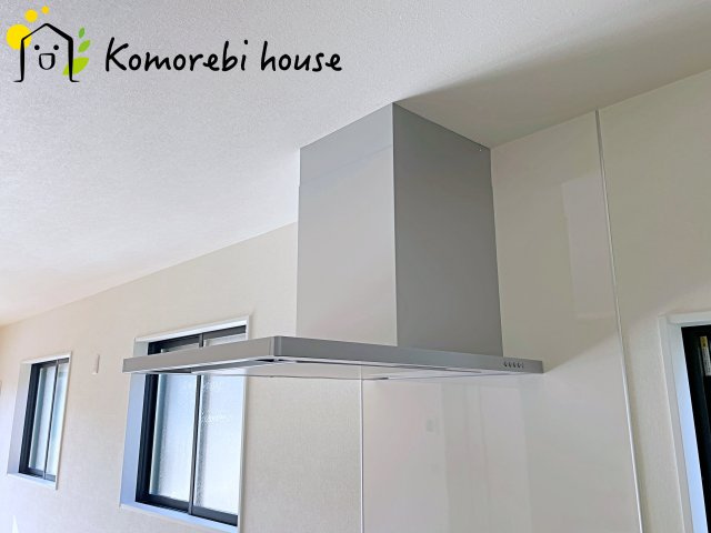 北本市中丸　12期　新築一戸建て　グレース　01のキッチン|吸引力の高いレンジフードが煙や匂いを素早く排出。揚げ物や炒め物も気兼ねなくでき、リビングに匂いを残しません。