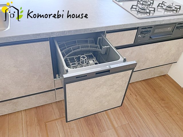 北本市中丸　12期　新築一戸建て　グレース　01のキッチン|忙しい毎日の食後も、食器洗いは食洗器におまかせ。家族が食事を楽しんでいる間に、洗浄・乾燥まで完了するから、片付けのストレスを減らしてリビングでの団らん時間をゆったり過ごせます。