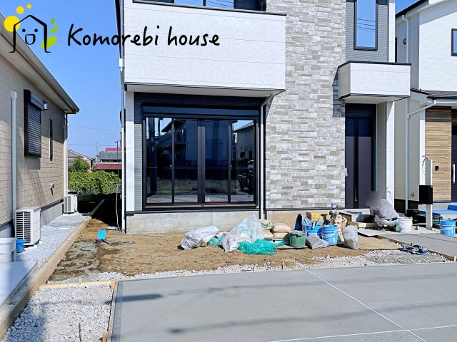 北本市中丸　12期　新築一戸建て　グレース　01の庭|普段は自転車置き場や家事スペースとして活躍し、見た目と実用性を兼ね備えた外構です。