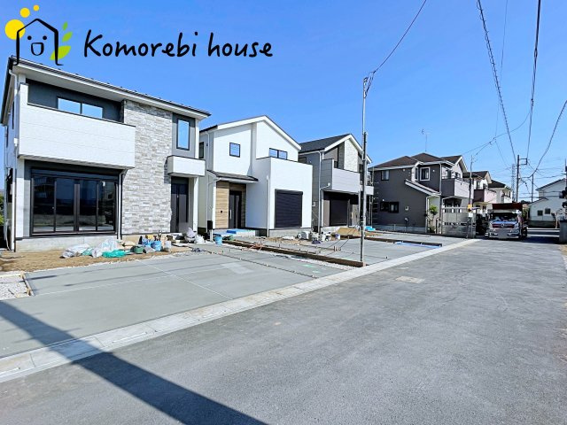 北本市中丸　12期　新築一戸建て　グレース　01の前面道路含む現地写真|前面道路は幅員ゆったりで車の出し入れもスムーズ。静かな住宅街に建つ新築戸建てです。