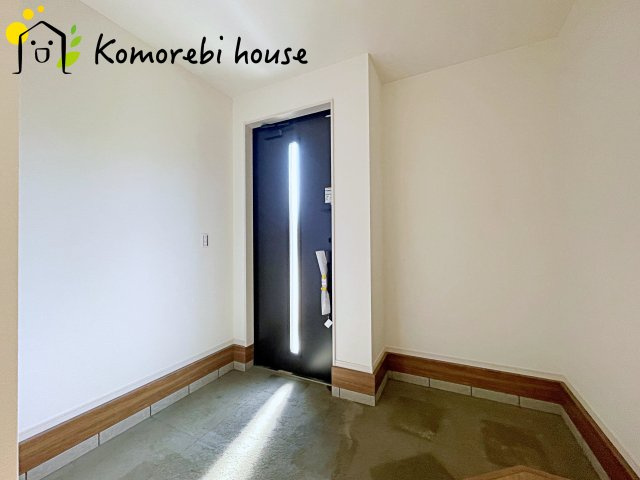 北本市中丸　12期　新築一戸建て　グレース　01の玄関|明るく使いやすい玄関で、家族の生活をスムーズに。収納や導線も配慮された万能空間です。
