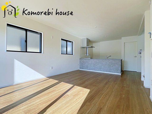 北本市中丸　12期　新築一戸建て　グレース　01の居間・リビング|20帖以上の大空間LDK。開放感あふれるリビングで、家族の時間もゲストとの集いもゆったり楽しめます。