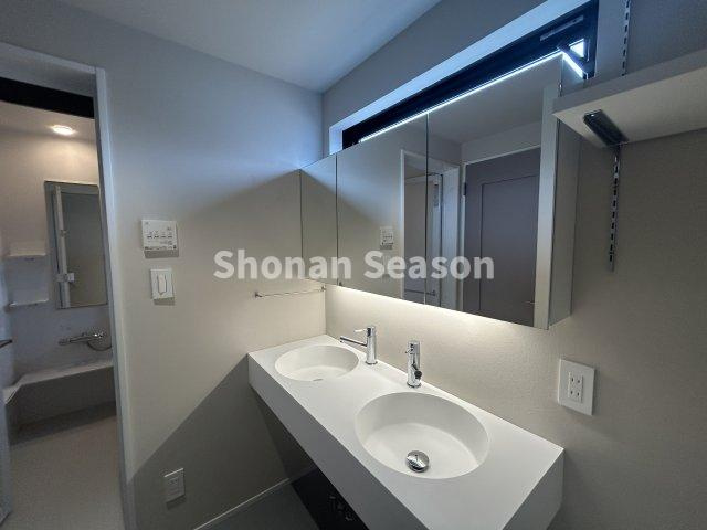 【独立洗面台】 | ミラー裏部分にも収納スペースを確保！
慌ただしい朝のお支度も捗ります♪